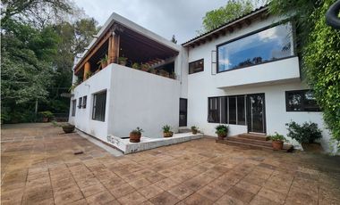 CASA EN VENTA  CON VISTA AL LAGO EN VALLE E BRAVO