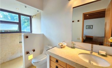 CASA EN VENTA  CON VISTA AL LAGO EN VALLE E BRAVO