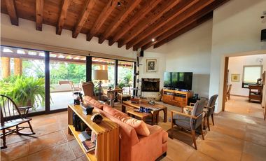 CASA EN VENTA  CON VISTA AL LAGO EN VALLE E BRAVO