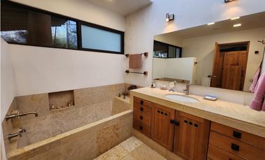 CASA EN VENTA  CON VISTA AL LAGO EN VALLE E BRAVO