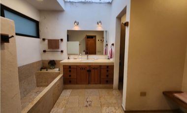 CASA EN VENTA  CON VISTA AL LAGO EN VALLE E BRAVO