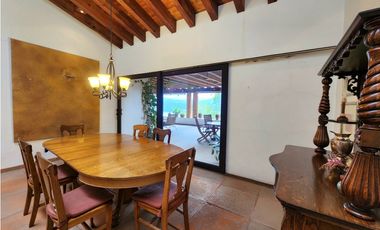 CASA EN VENTA  CON VISTA AL LAGO EN VALLE E BRAVO
