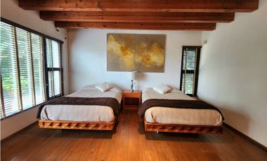 CASA EN VENTA  CON VISTA AL LAGO EN VALLE E BRAVO