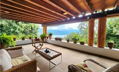 CASA EN VENTA  CON VISTA AL LAGO EN VALLE E BRAVO