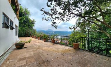 CASA EN VENTA  CON VISTA AL LAGO EN VALLE E BRAVO