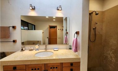 CASA EN VENTA  CON VISTA AL LAGO EN VALLE E BRAVO