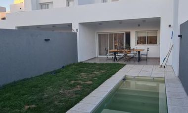 Casa Duplex Amoblada en Alquiler-  La Calandria zona sur