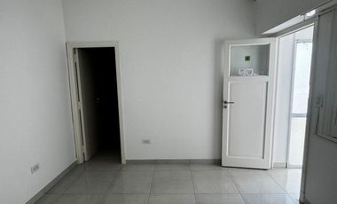 Casa en  venta en block de 3 amb    2 departamentos . Zona Chauvin