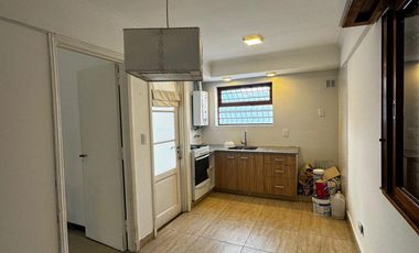 Casa en  venta en block de 3 amb    2 departamentos . Zona Chauvin