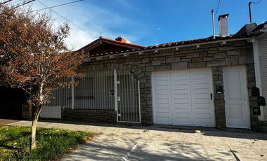 Casa en  venta en block de 3 amb    2 departamentos . Zona Chauvin
