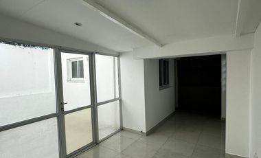 Casa en  venta en block de 3 amb    2 departamentos . Zona Chauvin