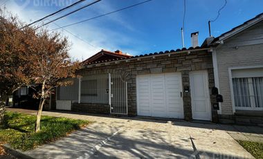 Casa en  venta en block de 3 amb    2 departamentos . Zona Chauvin
