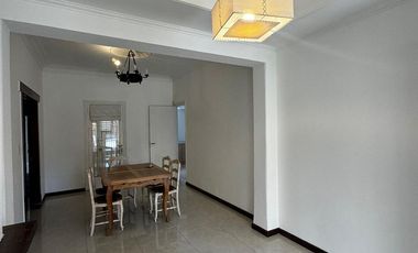 Casa en  venta en block de 3 amb    2 departamentos . Zona Chauvin