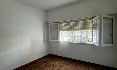 Casa en  venta en block de 3 amb    2 departamentos . Zona Chauvin