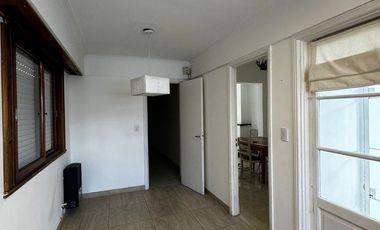 Casa en  venta en block de 3 amb    2 departamentos . Zona Chauvin