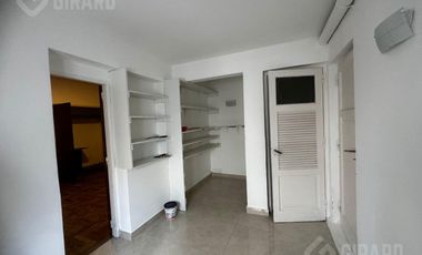 Casa en  venta en block de 3 amb    2 departamentos . Zona Chauvin