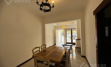 Casa en  venta en block de 3 amb    2 departamentos . Zona Chauvin