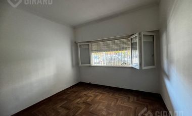 Casa en  venta en block de 3 amb    2 departamentos . Zona Chauvin