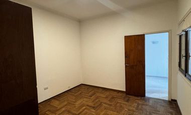 Casa en  venta en block de 3 amb    2 departamentos . Zona Chauvin