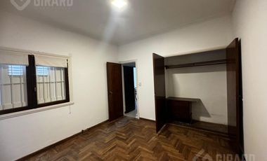 Casa en  venta en block de 3 amb    2 departamentos . Zona Chauvin