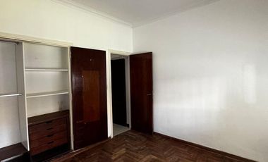 Casa en  venta en block de 3 amb    2 departamentos . Zona Chauvin
