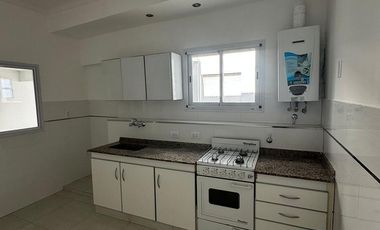 Casa en  venta en block de 3 amb    2 departamentos . Zona Chauvin