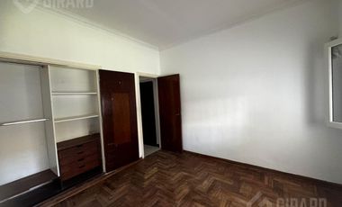 Casa en  venta en block de 3 amb    2 departamentos . Zona Chauvin