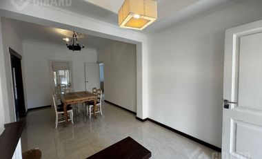 Casa en  venta en block de 3 amb    2 departamentos . Zona Chauvin