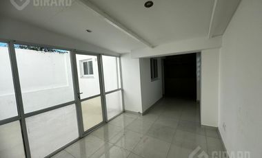 Casa en  venta en block de 3 amb    2 departamentos . Zona Chauvin