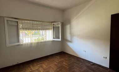 Casa en  venta en block de 3 amb    2 departamentos . Zona Chauvin