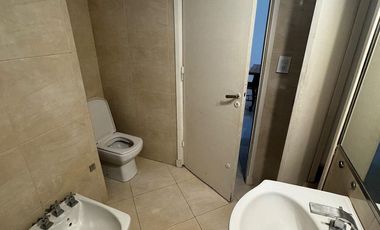 Casa en  venta en block de 3 amb    2 departamentos . Zona Chauvin