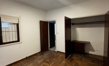 Casa en  venta en block de 3 amb    2 departamentos . Zona Chauvin