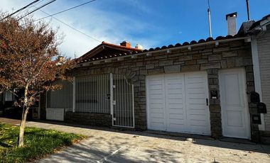 Casa en  venta en block de 3 amb    2 departamentos . Zona Chauvin