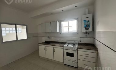 Casa en  venta en block de 3 amb    2 departamentos . Zona Chauvin