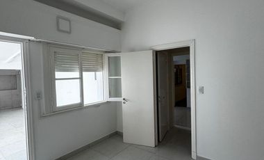 Casa en  venta en block de 3 amb    2 departamentos . Zona Chauvin