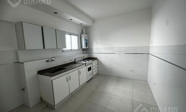 Casa en  venta en block de 3 amb    2 departamentos . Zona Chauvin