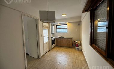 Casa en  venta en block de 3 amb    2 departamentos . Zona Chauvin