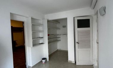 Casa en  venta en block de 3 amb    2 departamentos . Zona Chauvin