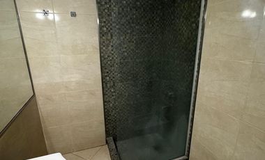 Casa en  venta en block de 3 amb    2 departamentos . Zona Chauvin