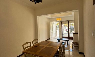 Casa en  venta en block de 3 amb    2 departamentos . Zona Chauvin
