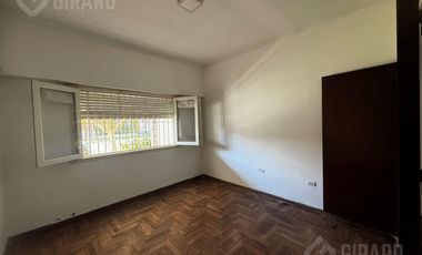 Casa en  venta en block de 3 amb    2 departamentos . Zona Chauvin