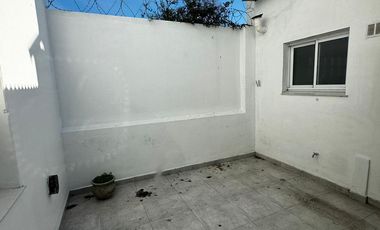 Casa en  venta en block de 3 amb    2 departamentos . Zona Chauvin