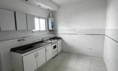 Casa en  venta en block de 3 amb    2 departamentos . Zona Chauvin