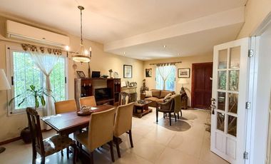 Casa en venta - 2 Dormitorios 1 Baño - City Bell