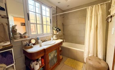 Casa en venta - 2 Dormitorios 1 Baño - City Bell