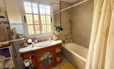 Casa en venta - 2 Dormitorios 1 Baño - City Bell