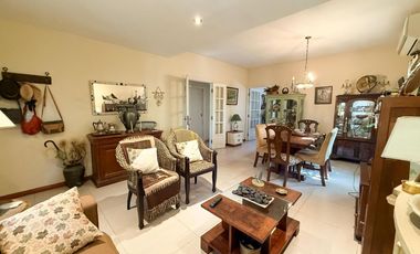 Casa en venta - 2 Dormitorios 1 Baño - City Bell