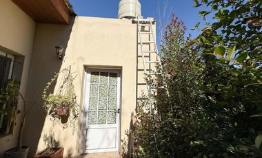 Casa en venta - 2 Dormitorios 1 Baño - City Bell