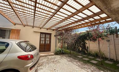 Casa en venta - 2 Dormitorios 1 Baño - City Bell