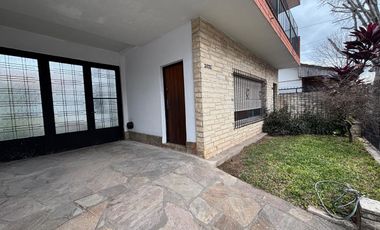 PH con gran jardín, pileta. Olivos